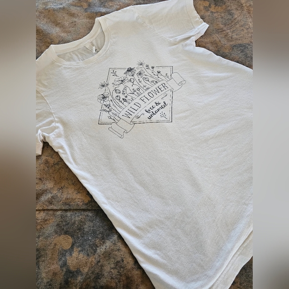 Bella Canvas Tops - White Crew Neck Tee Wildflowers Sz. Medium 100% Cotton